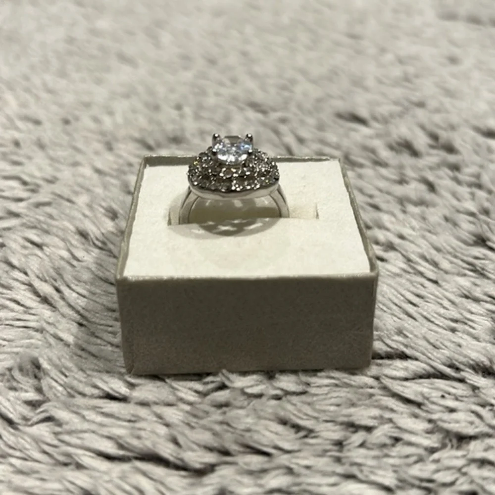 Costume jewelry cocktail ring size 6